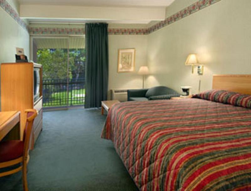 Howard Johnson By Wyndham Newburgh Eksteriør billede